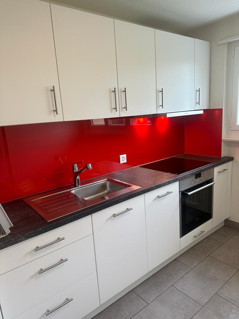 Moderne kleine Küche rot schwarz weiss