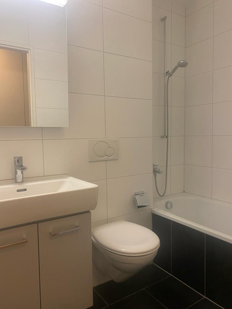 Modernes Badzimmer mit Badewanne schwarz weiss