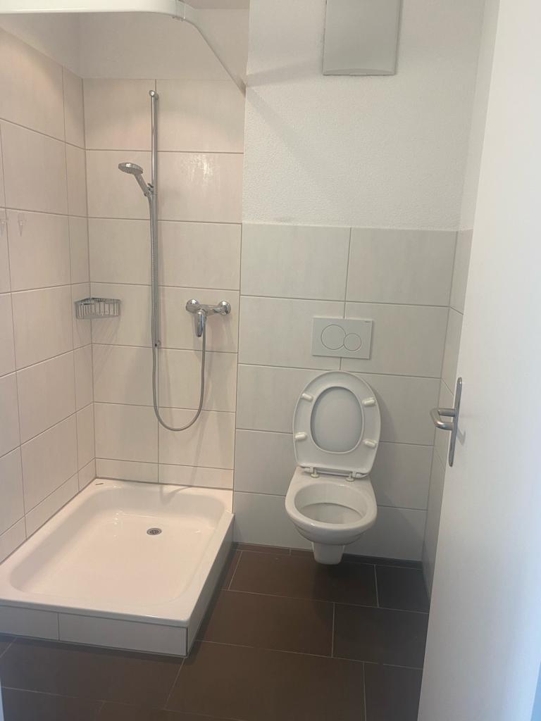 Kleines Badzimmer weiss modern Gästebad mit Dusche
